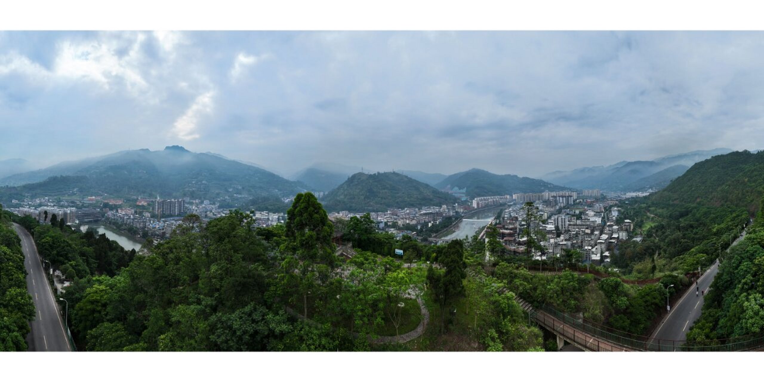 「马边炮台山」 「马边炮台山」县城边上的一座山,后改造成森林公园