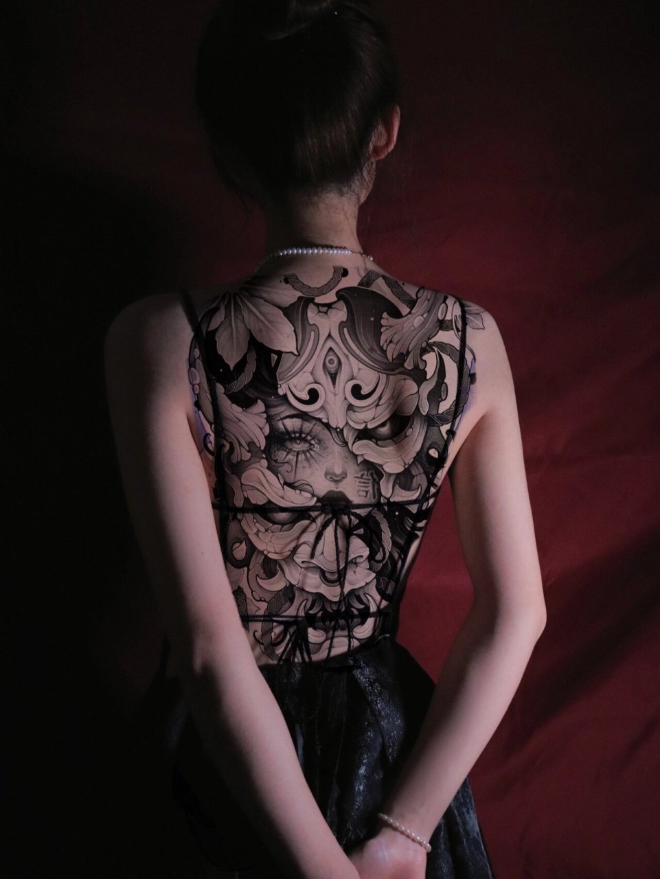 女生满背纹身