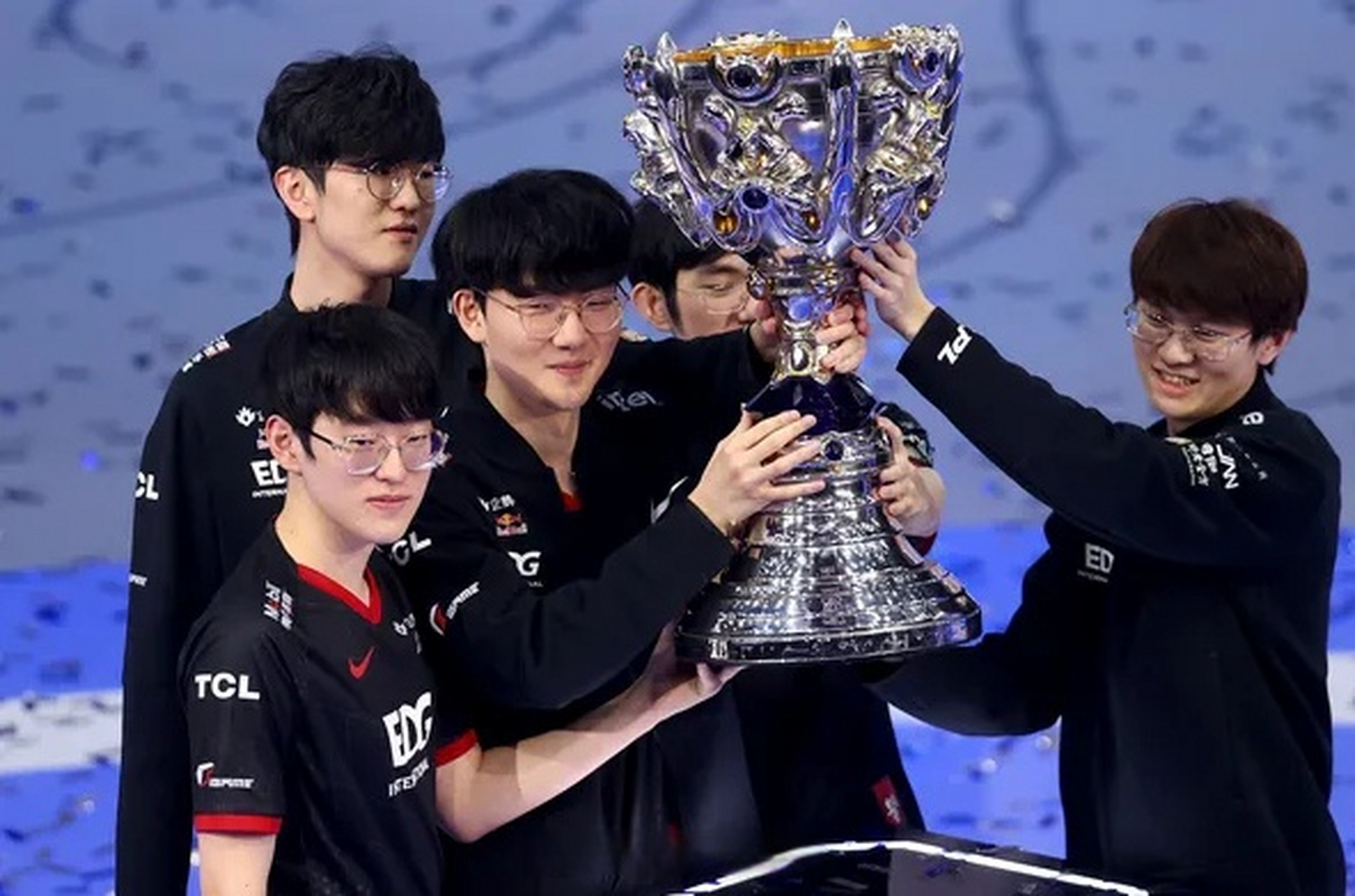 英雄联盟# s3开始看比赛,edg战队就很厉害了,厂长是大腿又是队内眯乔