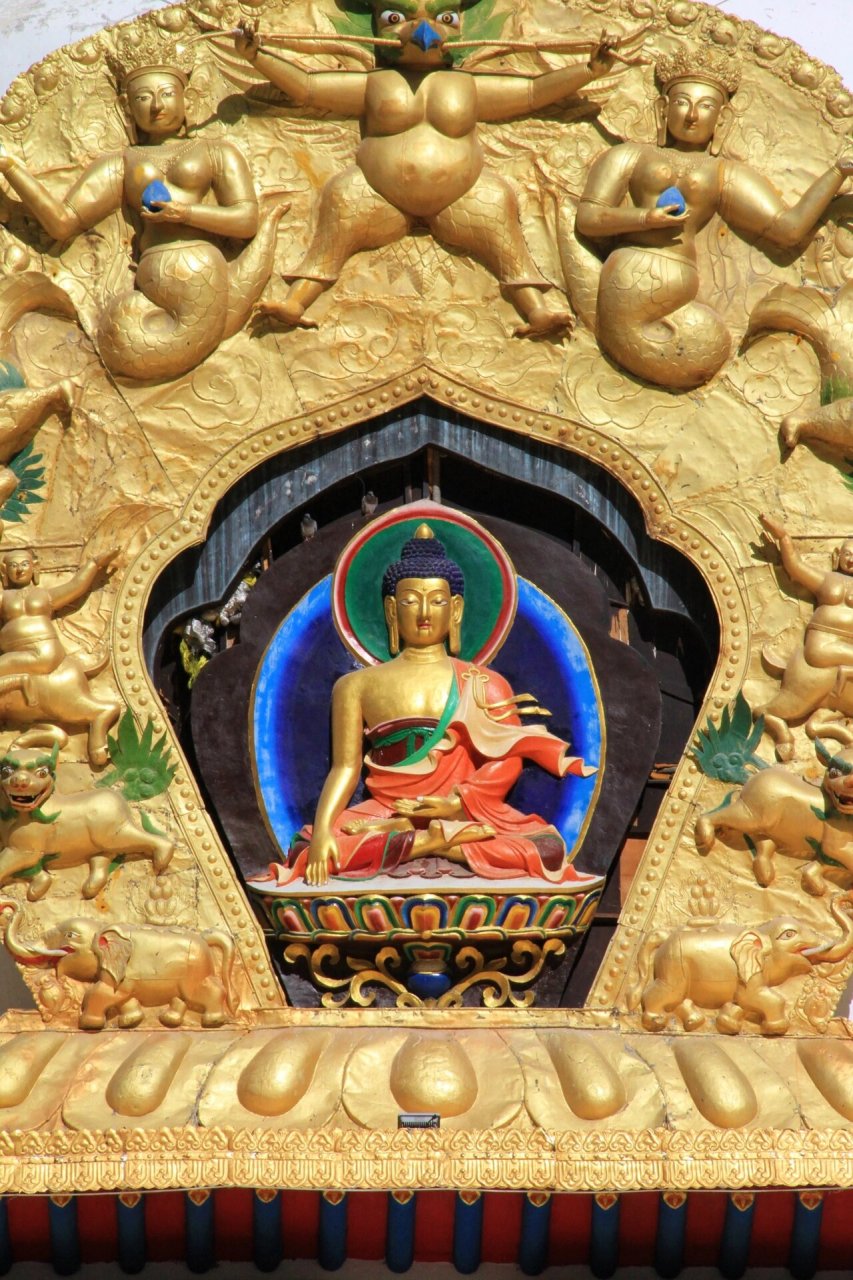 念解脱菩提宝塔,位于青海省玉树藏族自治州下拉秀镇的龙西寺内,是世界