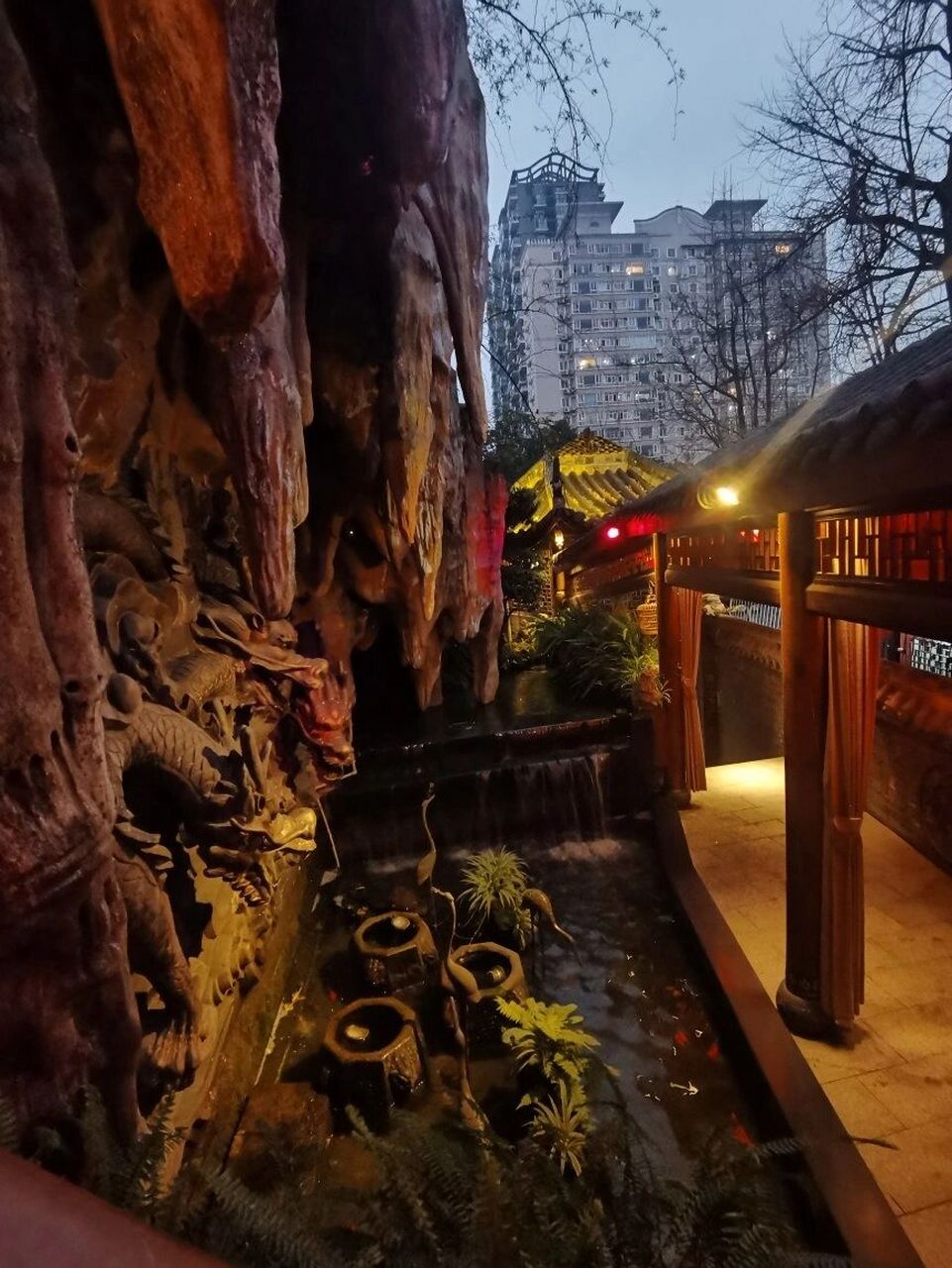 成都探店/李雪火锅 在成都,逛宽窄巷子一定要吃附近的李雪火锅, 整个