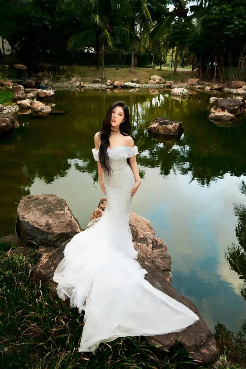 赵奕欢,白裙飘飘,纯净优雅.眼波流转,飞扬摇曳.