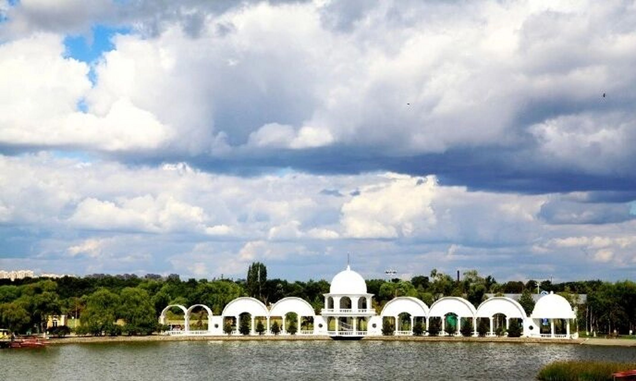 太阳岛风景区基本介绍 太阳岛风景名胜区位于哈尔滨松北区,是国内唯一
