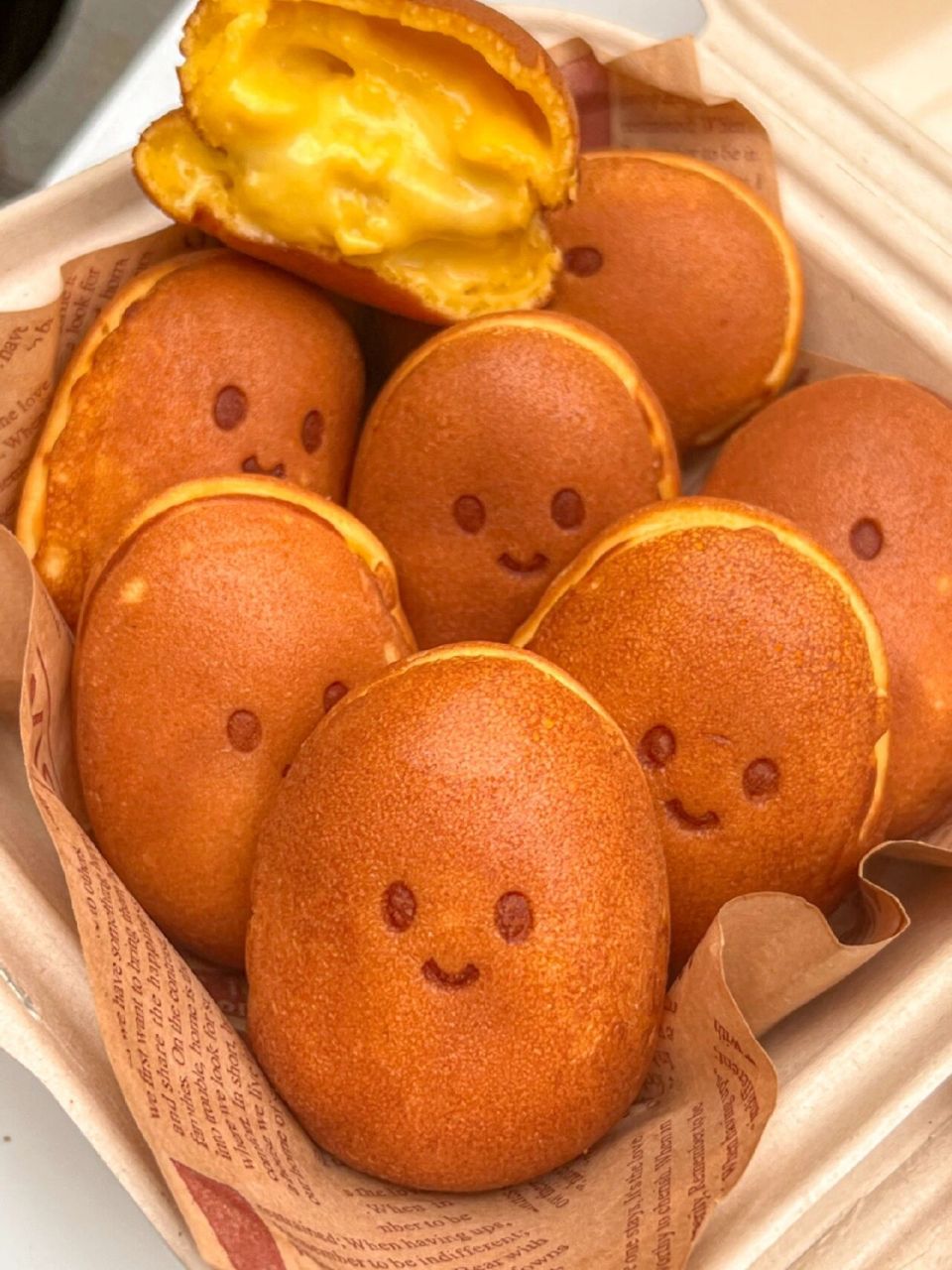 芝士味真的巨好吃,软软的鸡蛋仔外壳包裹芝士,咸甜交织,不止可爱,口味