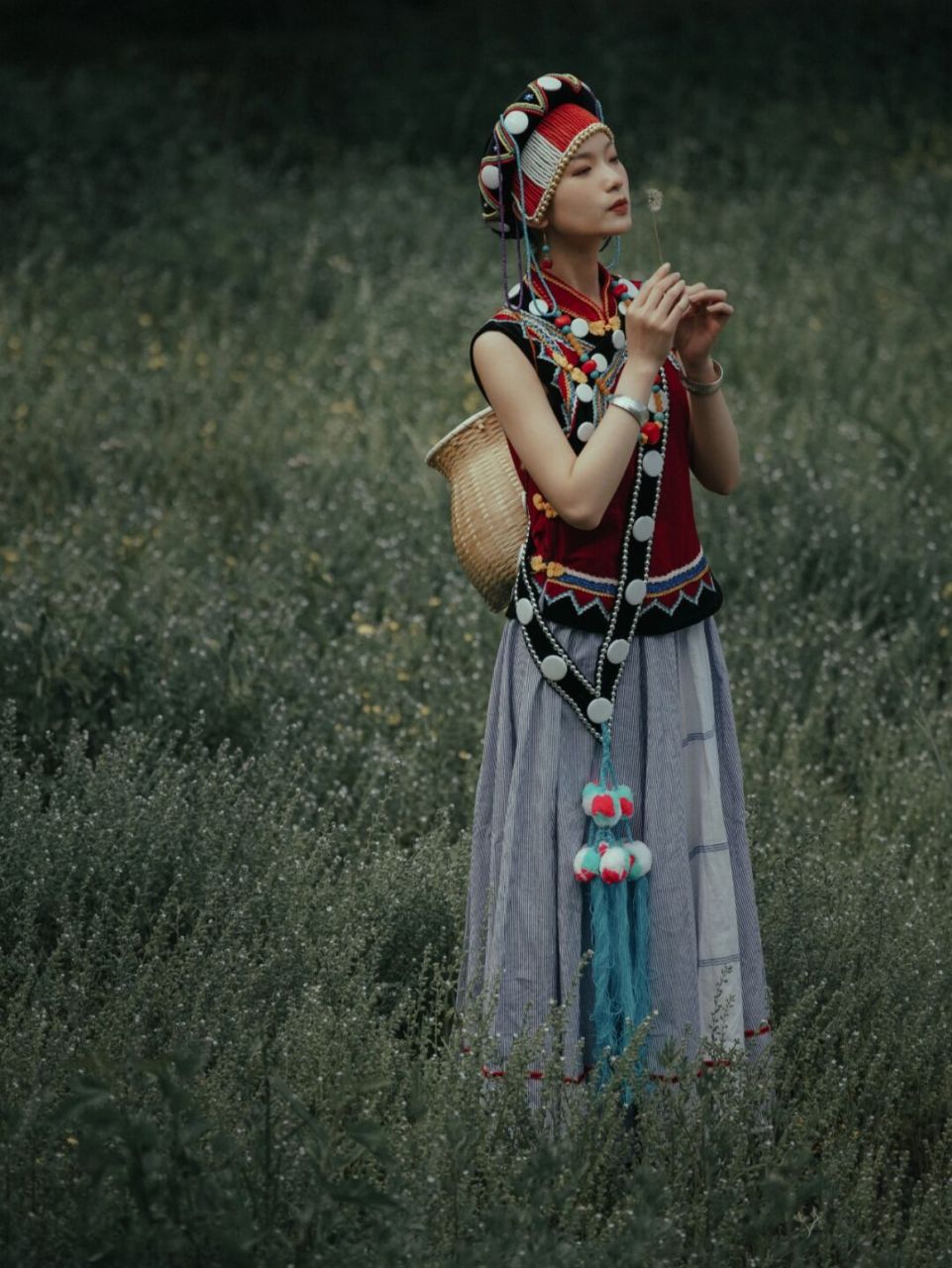 傈僳族传统服饰各地不一,甚至同一地区就有各种不同款式的服装