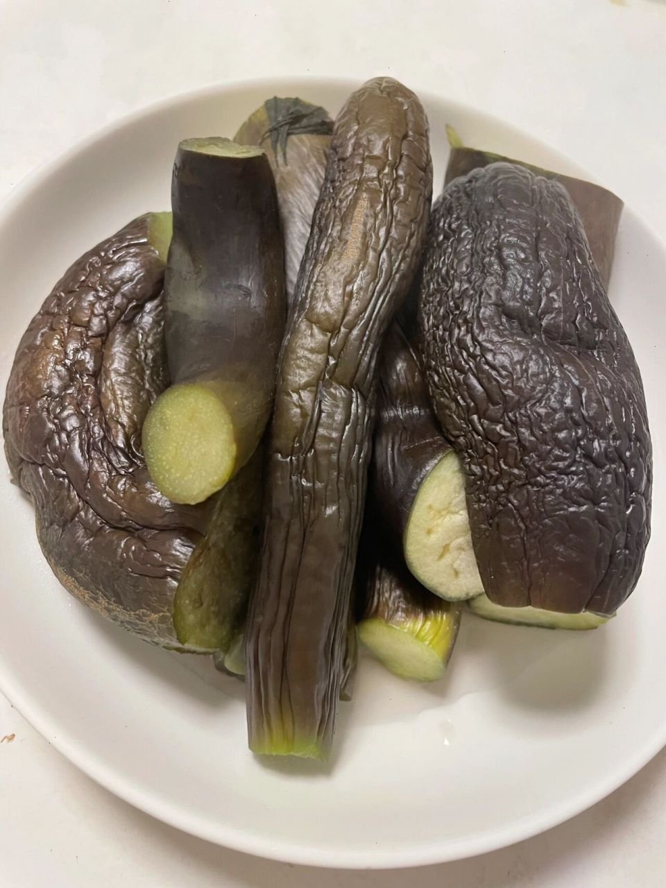 白水煮茄子98:茄子切段,白水煮熟.