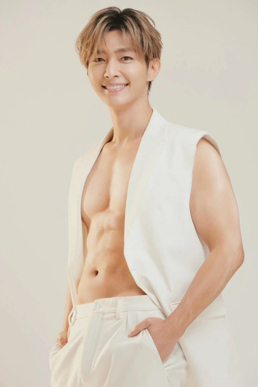 炎亚纶晒腹肌照#太帅了,简直是我的男神!