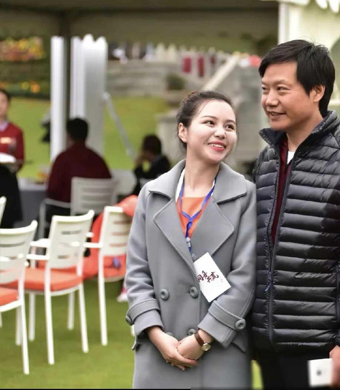 近日,一张科技大佬雷军与神秘美女的亲密合影在网络上引发了轩然大波.