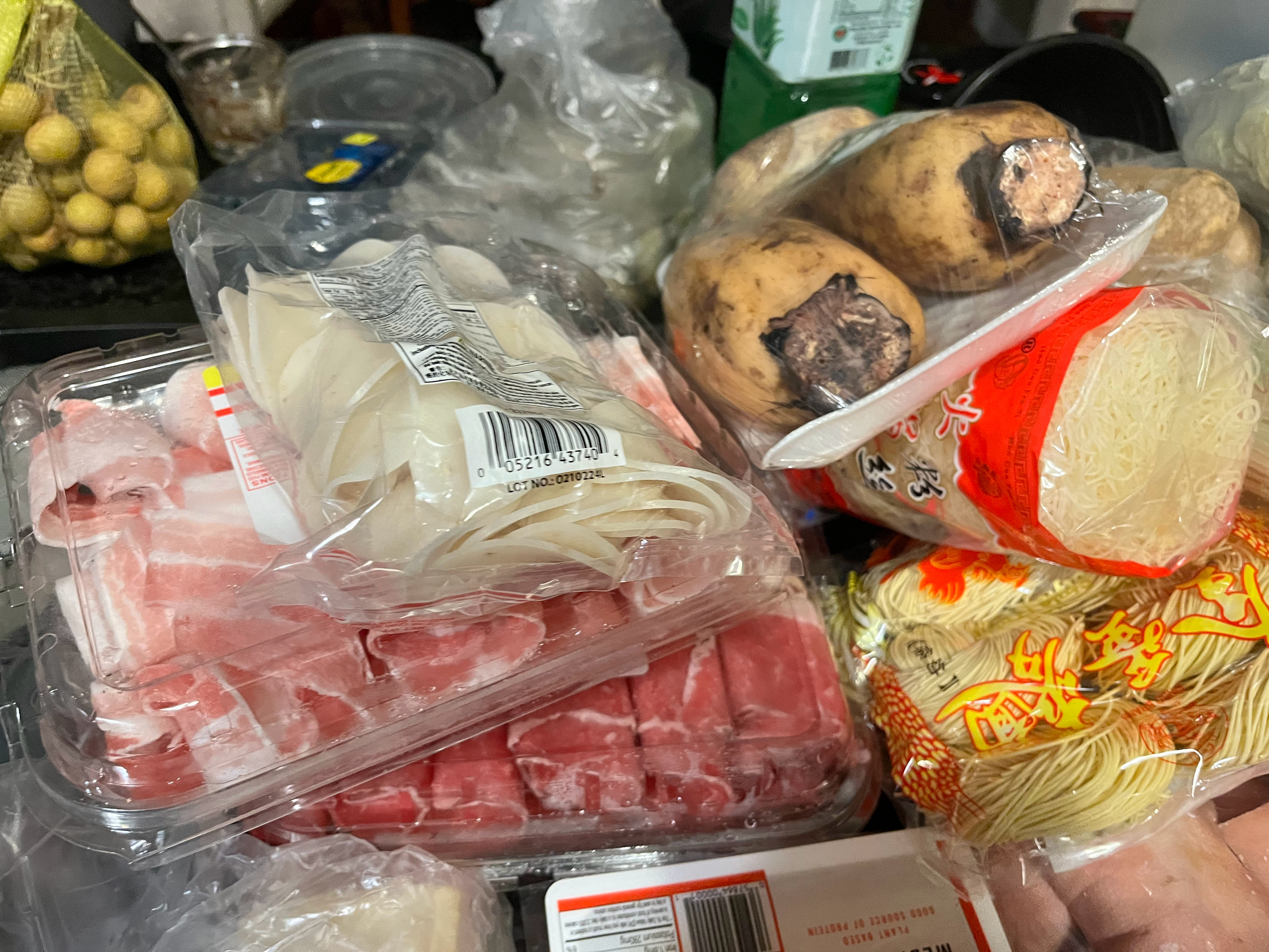 感恩节去华人超市和海鲜店买了一些吃的,桌子上这些东西加在一起两百