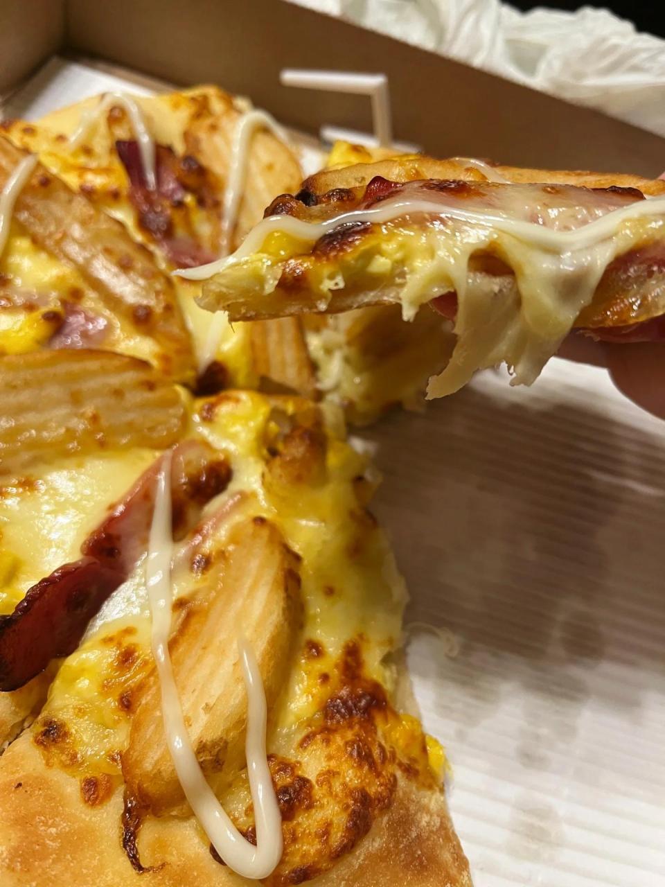 必胜客 薯角培根披萨 手拍饼底 多加一份芝士 备注多加一点蛋黄酱似乎