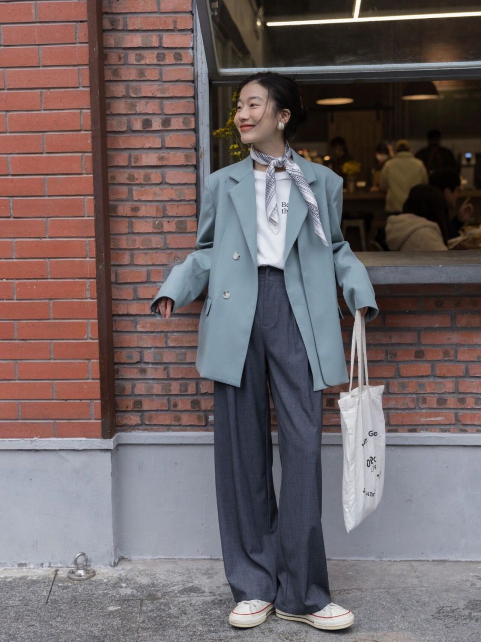 雾霾蓝西装 白t恤 深灰色西装裤 浅浅地实践了一把传说中的高级感配色