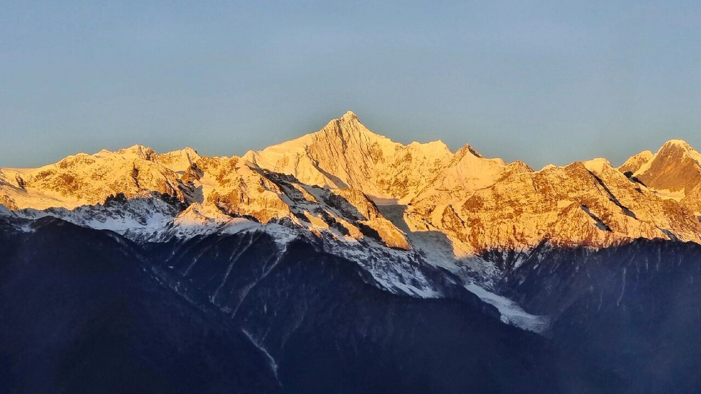 大家觉得梅里雪山漂亮呢还是玉龙雪山呢～ 张嘉佳在《从你的全世界