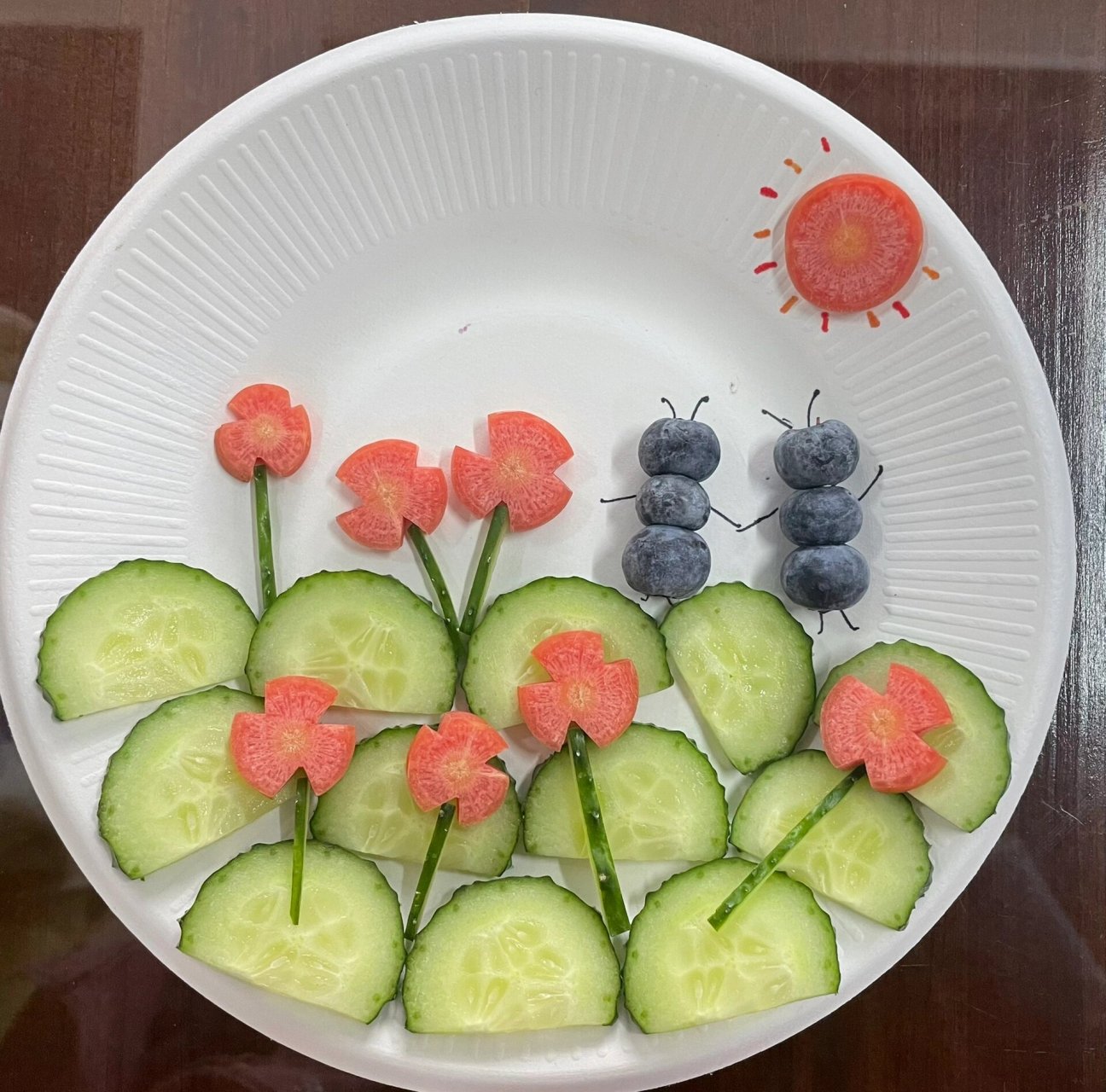 用蔬菜水果进行拼盘或者立体制作.