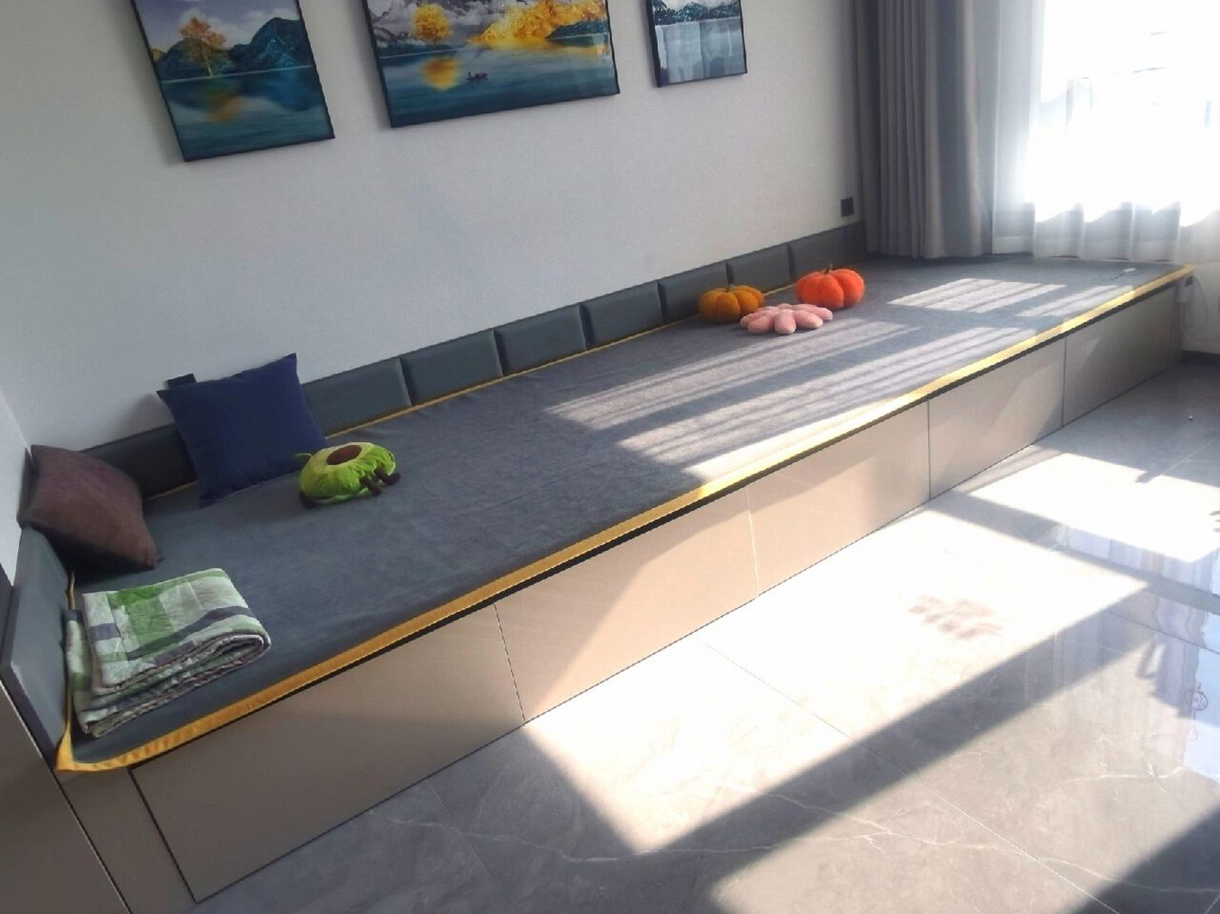 客厅的东北大炕 很多宝子问我榻榻米的尺寸 	 长4.12米  宽1.