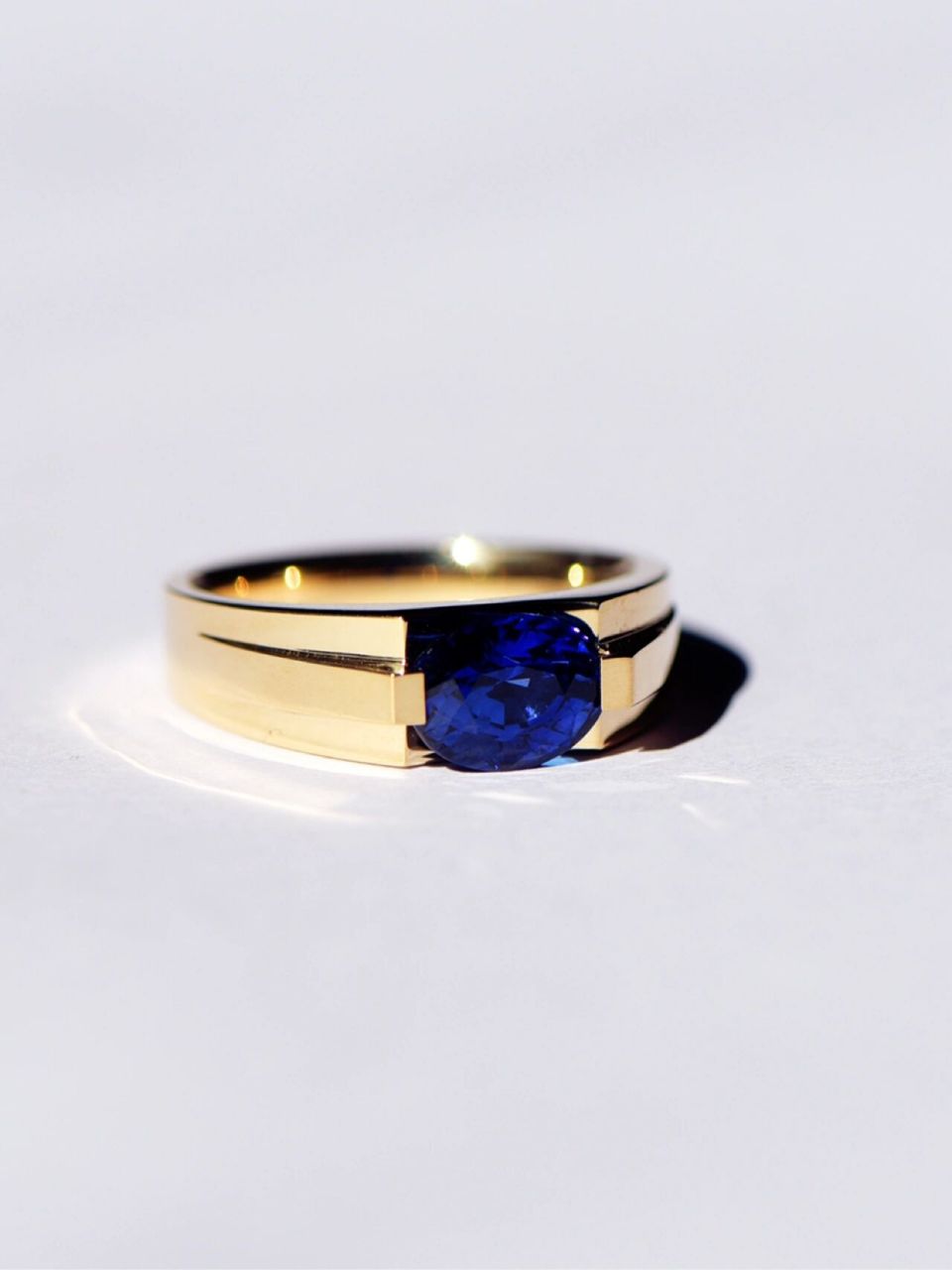 简洁优雅 专为男士设计的蓝宝石戒指,线条简洁明快, 优雅干练,不落