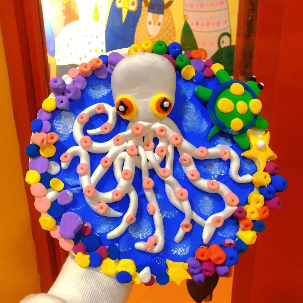 1,运用轻粘土制作成一只半立体的章鱼,体现出章鱼的造型和细节痰沣