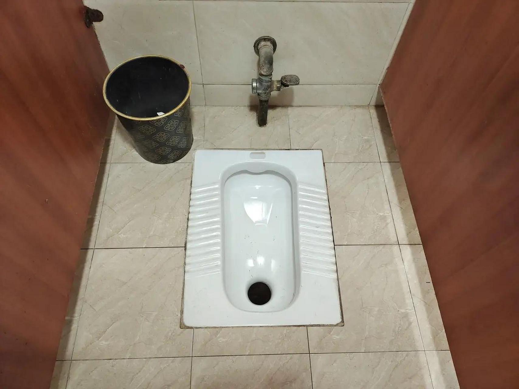 所以业主购买蹲坑时候应该问一下店家排污口在前还是