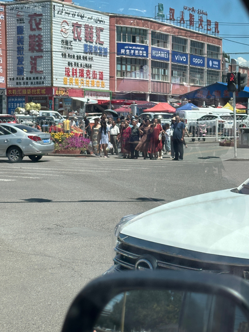 叫汉人街的大巴扎几乎没有一个汉人面孔, 生活区喀赞其却挤满了内地