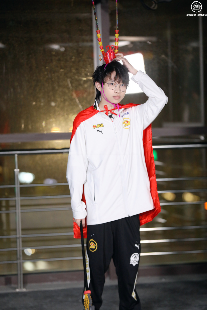 围观北京wb王者荣耀战队#  北京wb梓墨cos雷霆赤甲花絮图来啦!