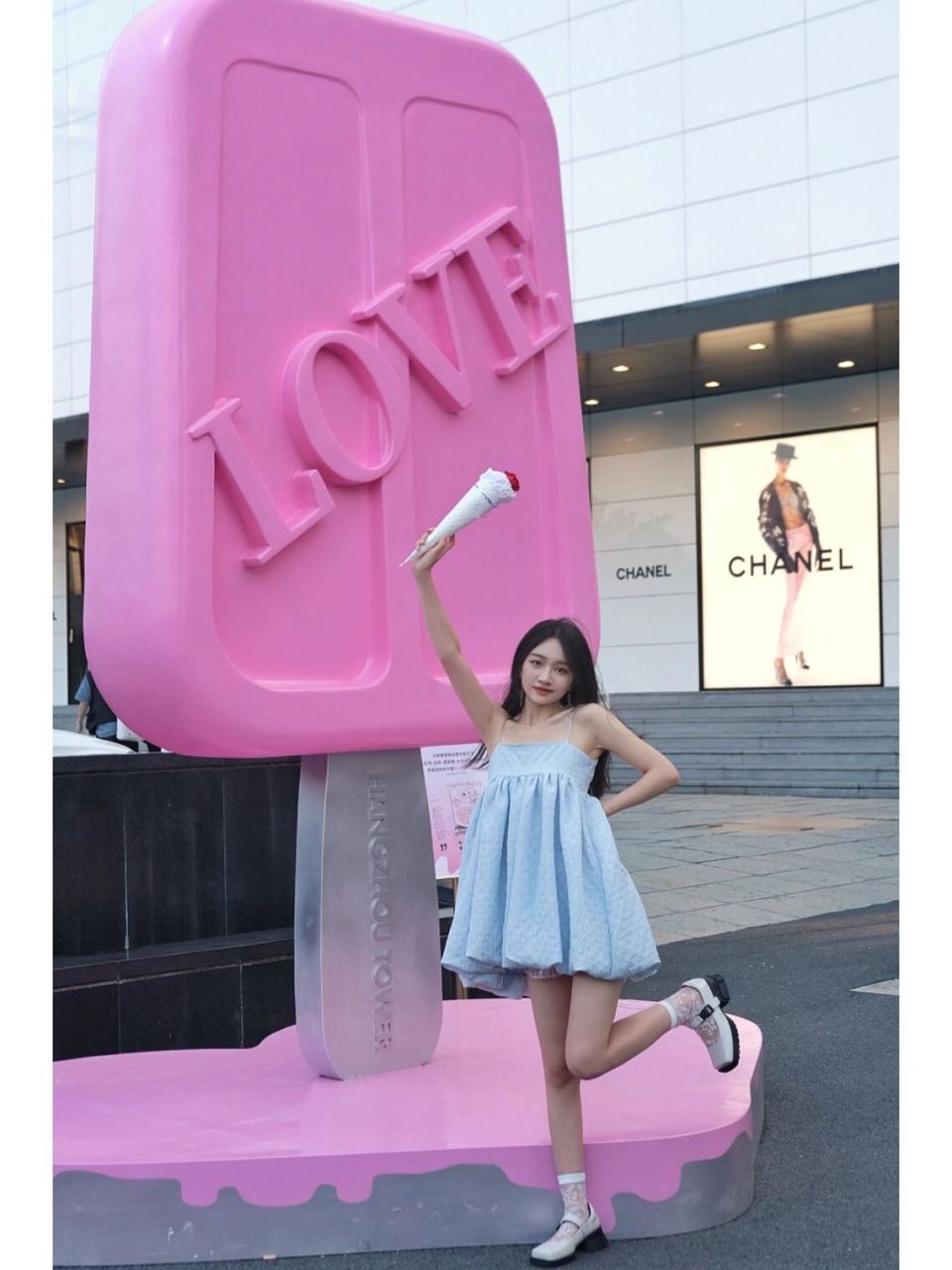 杭州大厦真的太会了 为了迎接七夕 在a座广场设置了这个粉嫩的冰淇淋