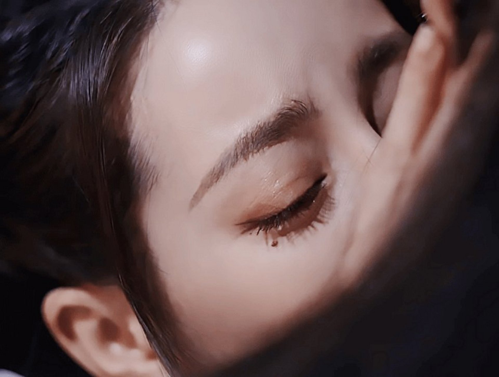 迪丽热巴眼泪划过泪痣# 真的被热巴的泪痣美到了,眼泪划过泪痣是那么