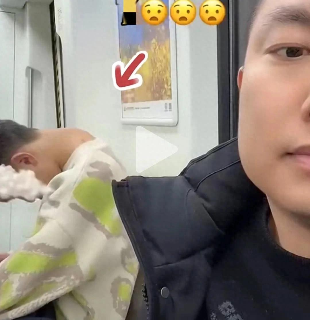 江西一男子在地铁里看到一位年轻人脖子竟然弯成了90度直角