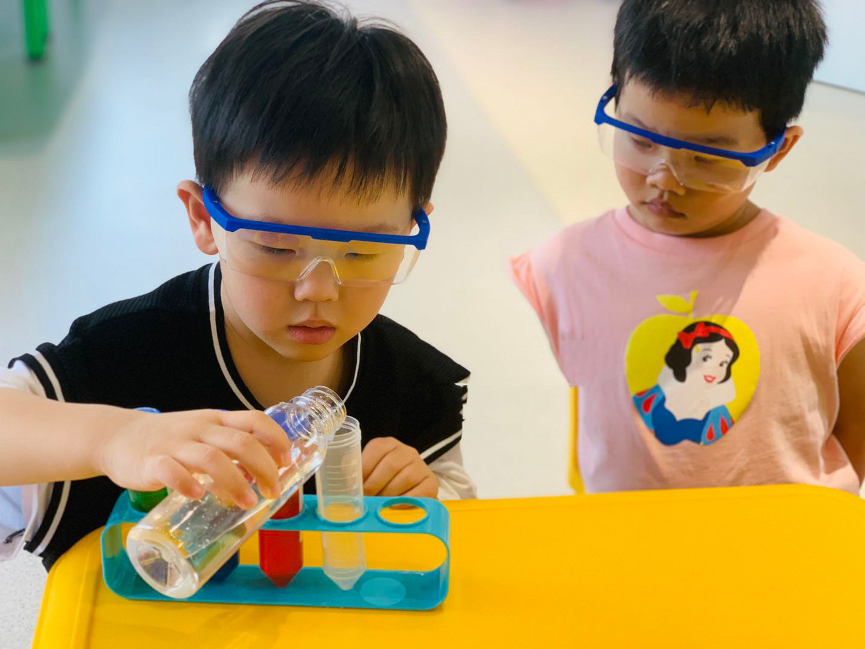 幼儿园科学小实验 科学实验课 《油水分离》 	 科学原理: 正常条件下
