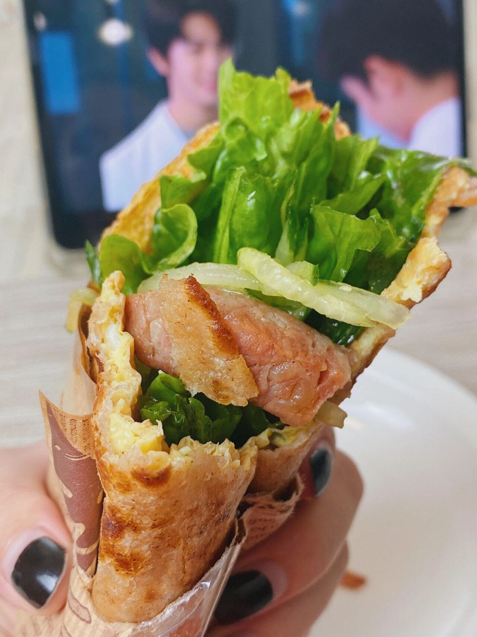 92菜谱:低脂全麦卷饼 986993 全麦饼1张,纯肉肠2根,生菜2片