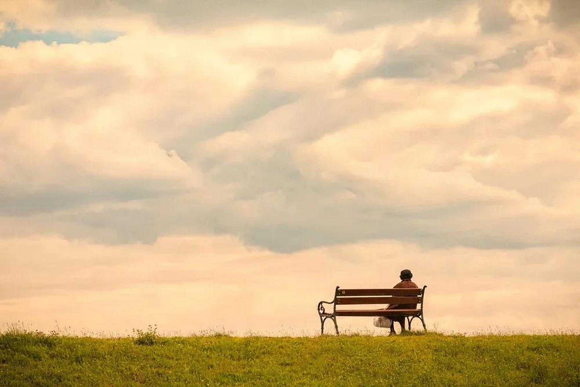 照顾好自己,比如身体健康,心态平和,生活有序,经济独立等,这都会让一