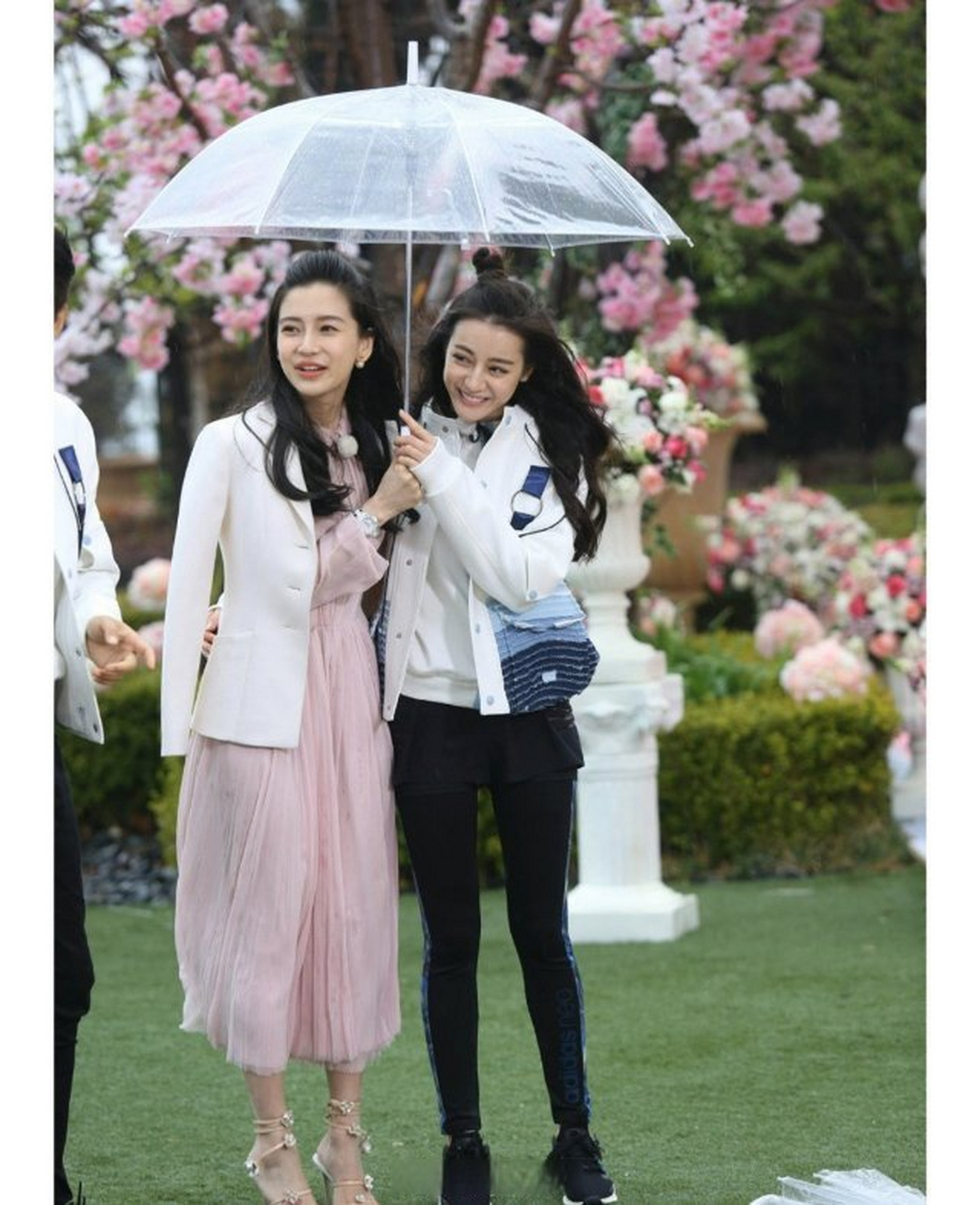 考古早期奔跑吧baby和迪丽热巴真的好养眼啊,美女都是爱笑的.