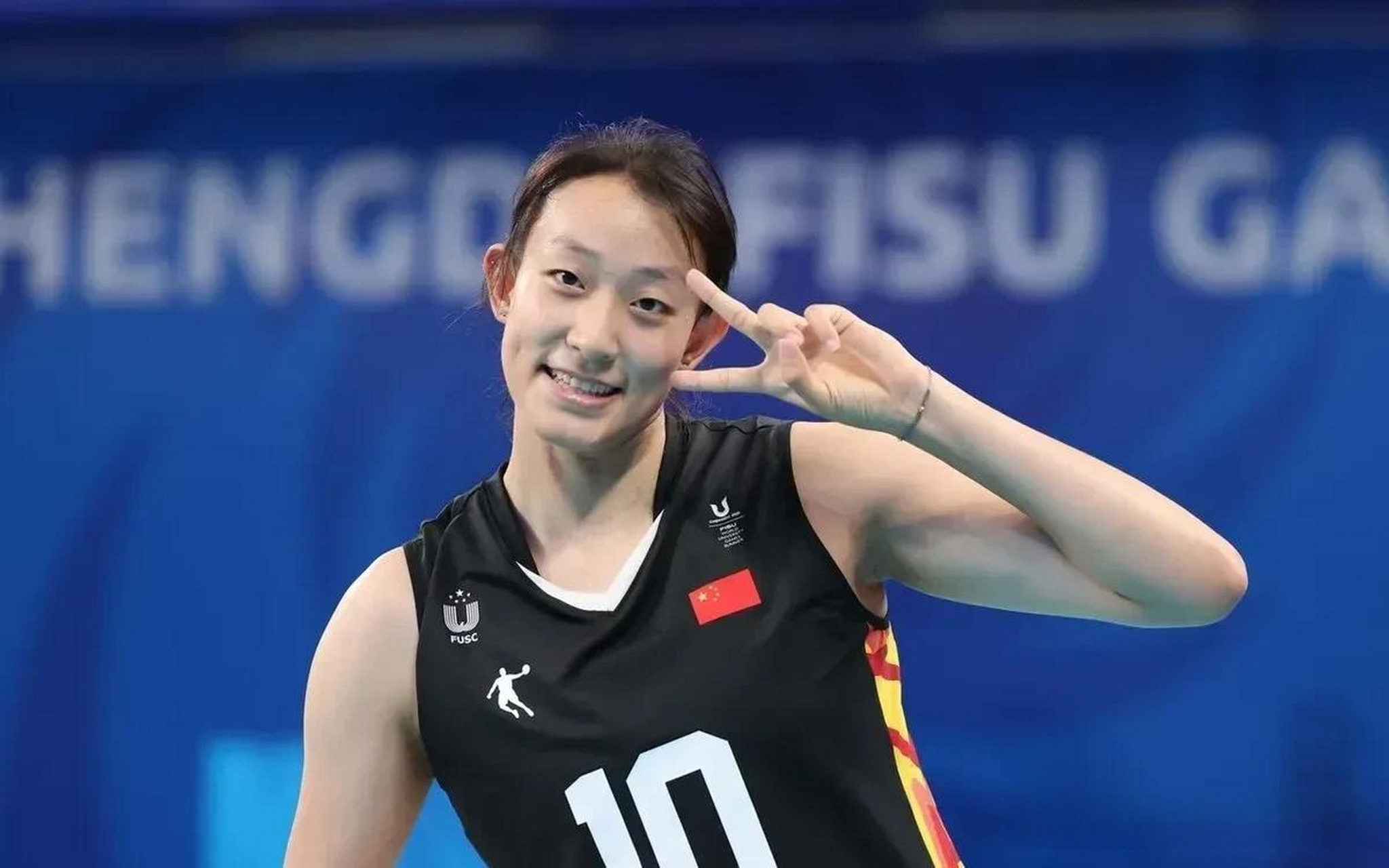 在大运会中国女排的比赛中,副攻王文涵展现出了强大的进攻实力和突出