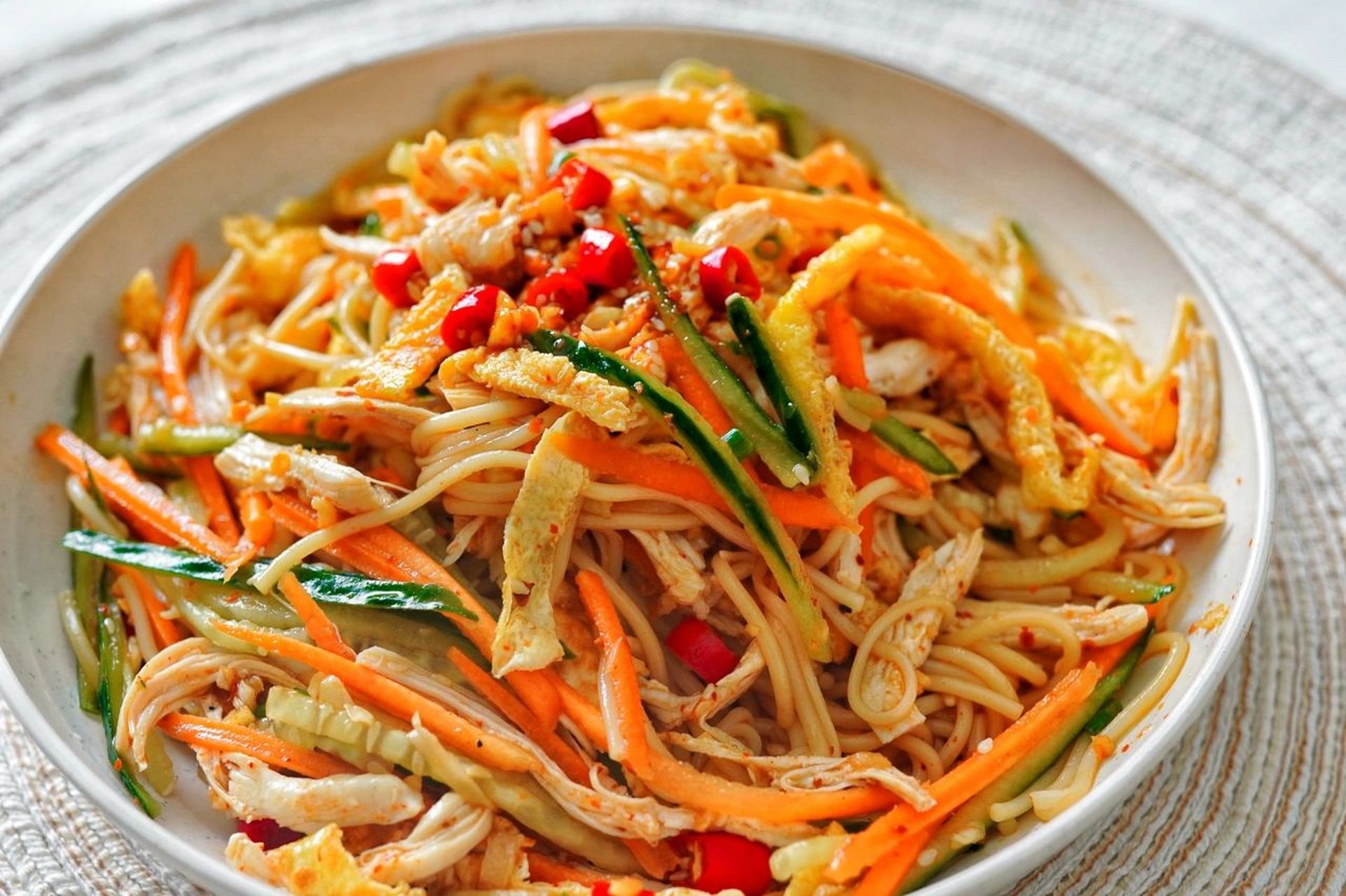 9215凉拌鸡丝面97香辣过瘾,好吃解馋,超 虽然,已经入秋啦,但是