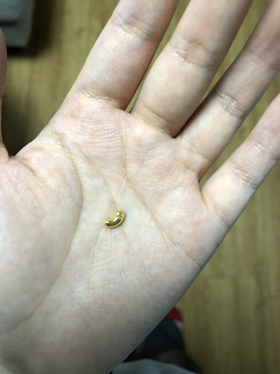 问了上的姐妹,最后选择入手1g周大福小金豆,实价475一克,没有手工