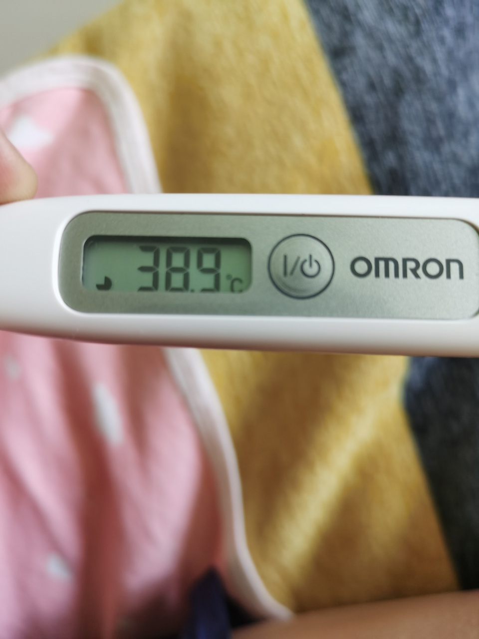 9度,物理降温效果不明显,下午去的医院医生确诊疱疹,说嗓子里长了一个