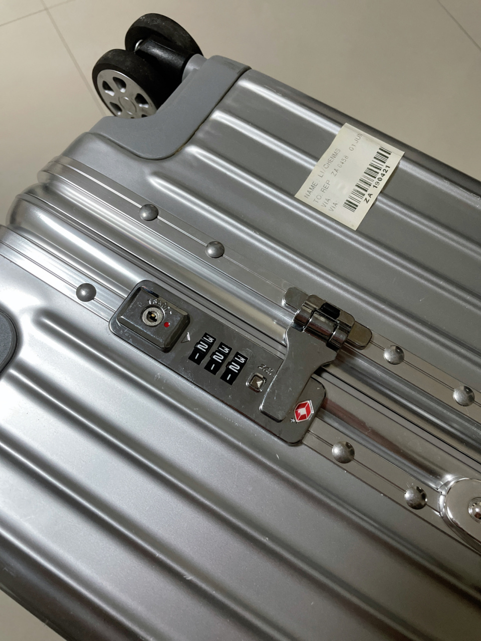 铝框行李箱密码锁忘记怎么办? 哪位好心人教我一下