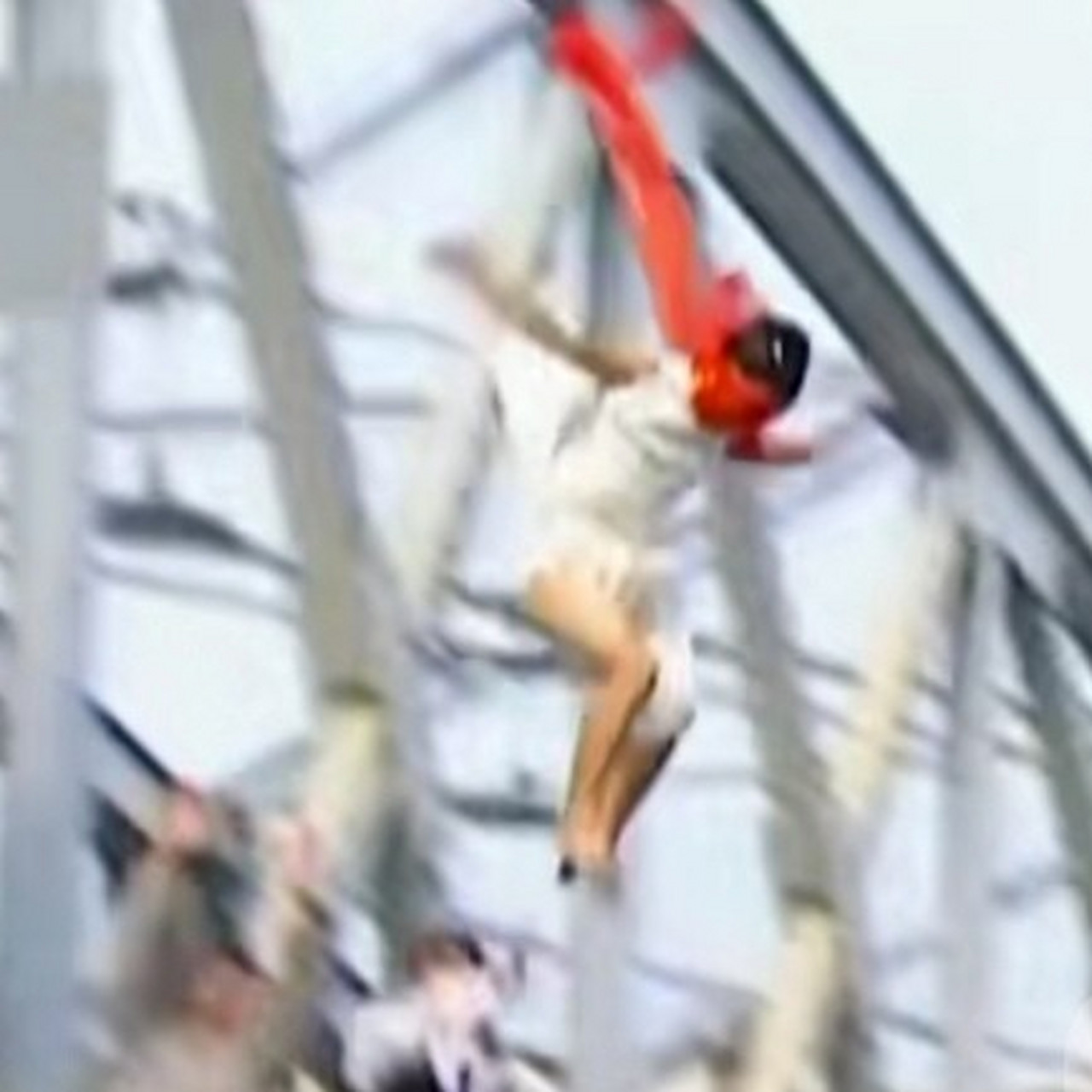 重温了情深深雨蒙蒙看到依萍跳河 不小心暂停了一下 这优美的身姿和飘