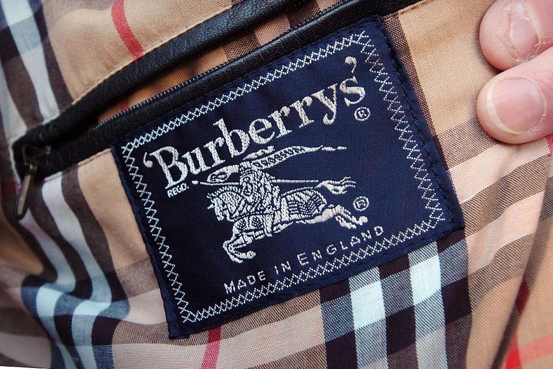 burberry是什么牌子 伯利(burberry)是英国著名的奢侈品牌,由创始人