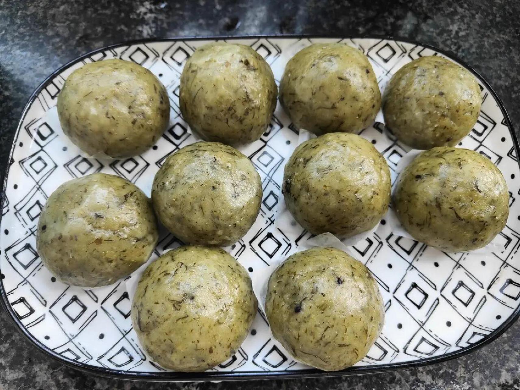 春日限定美食清明草粑粑 我们这边土话叫燕子花粑粑,燕子花就是清明草