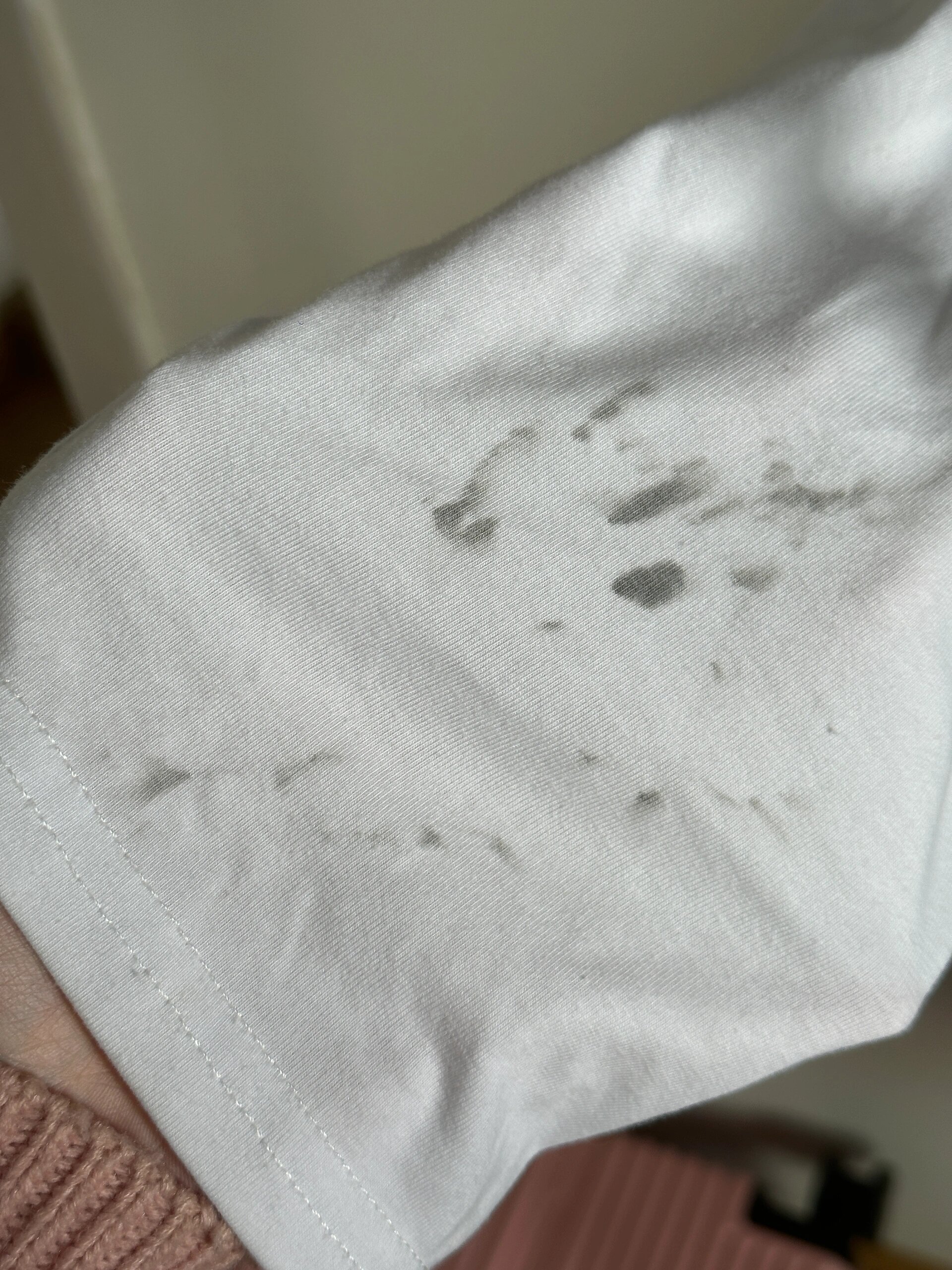 为什么衣服上会莫名出现污渍