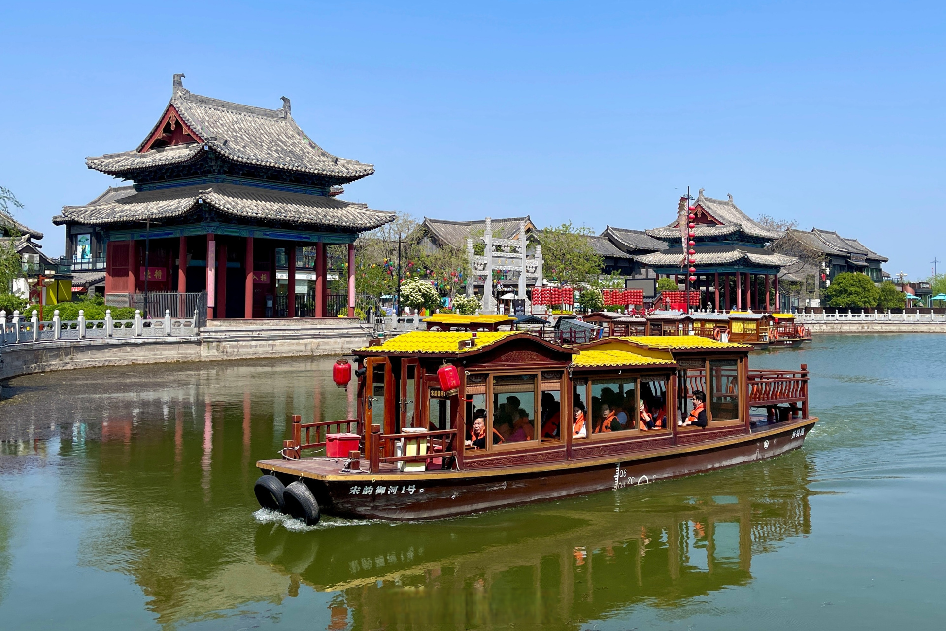 4月10日,不少游客在大宋御河游玩,一步一景畅享古城春光