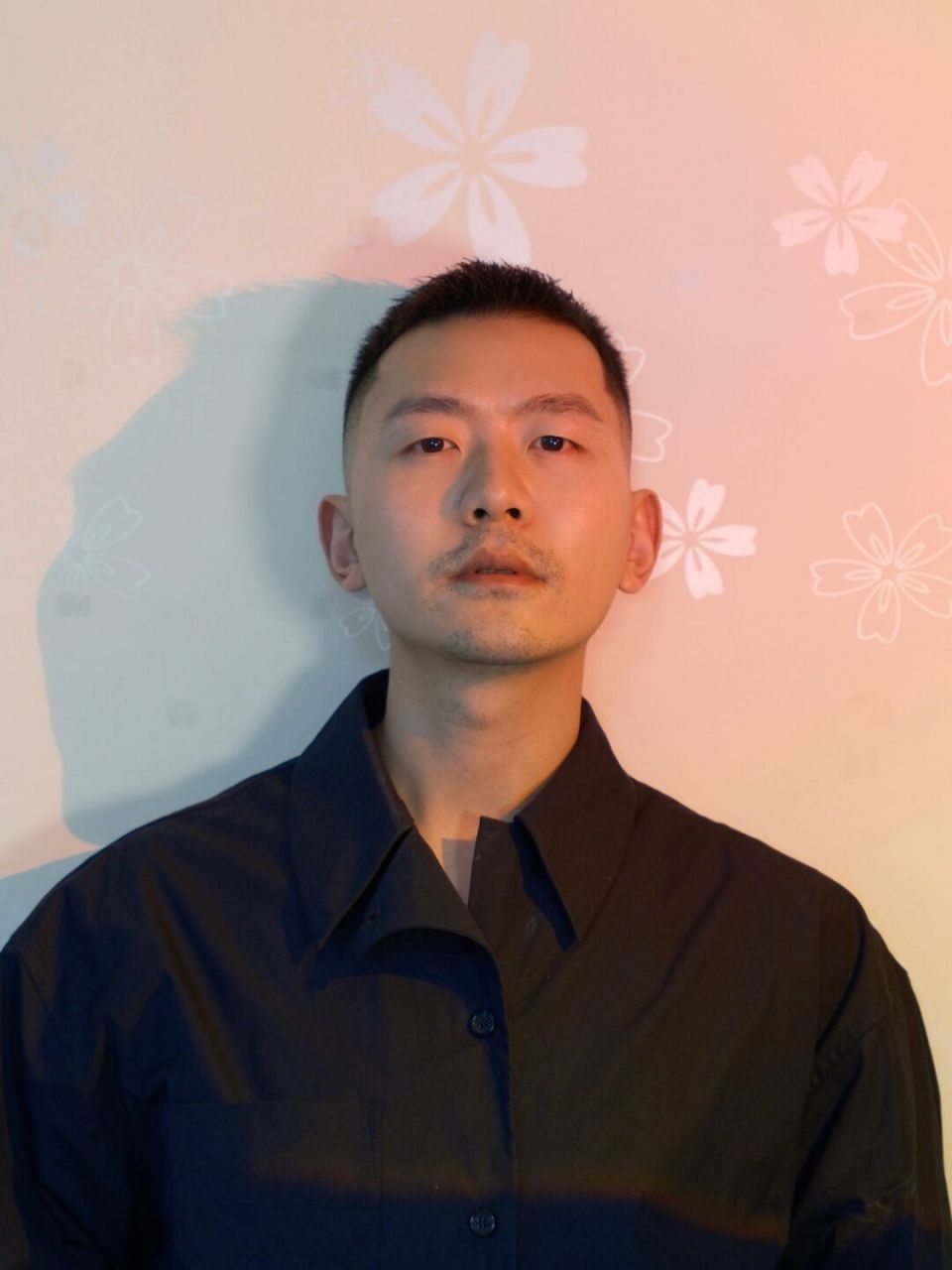 黑色系|大叔宅家的氛围感自拍 头发抓了,胡子没刮!