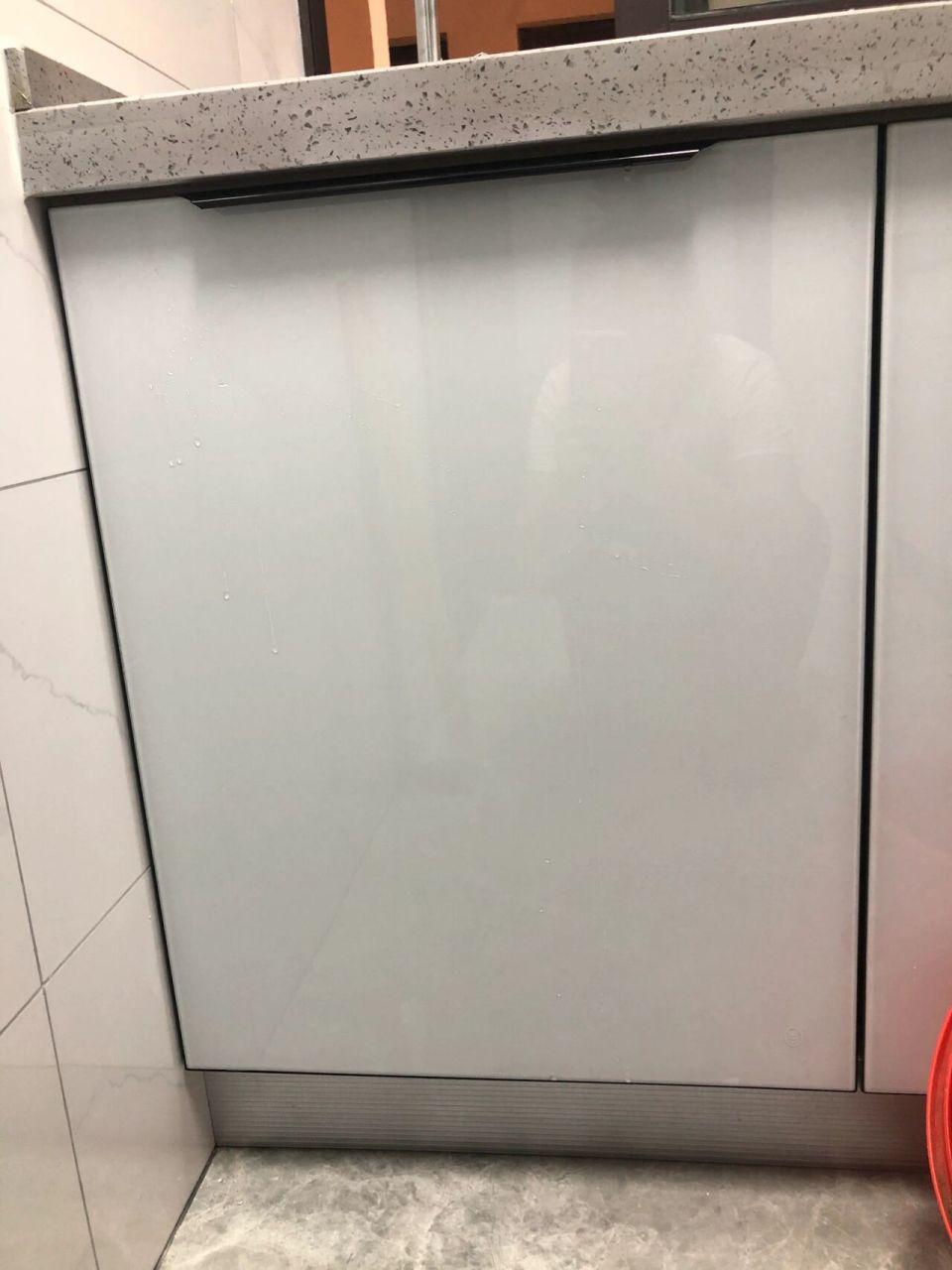 晶钢橱柜门纯白色翻车 一直叮嘱交代要纯白色的晶钢橱柜门还是翻车了