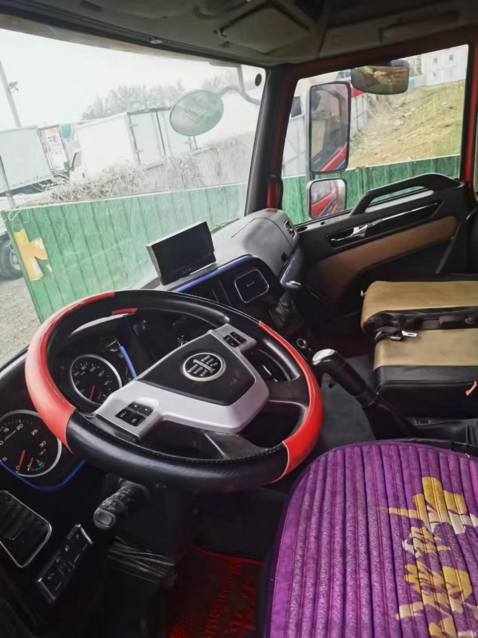 2020年10月解放龙vh2.0高栏,国五6缸锡柴240马力发动机,箱长6.8米宽2.