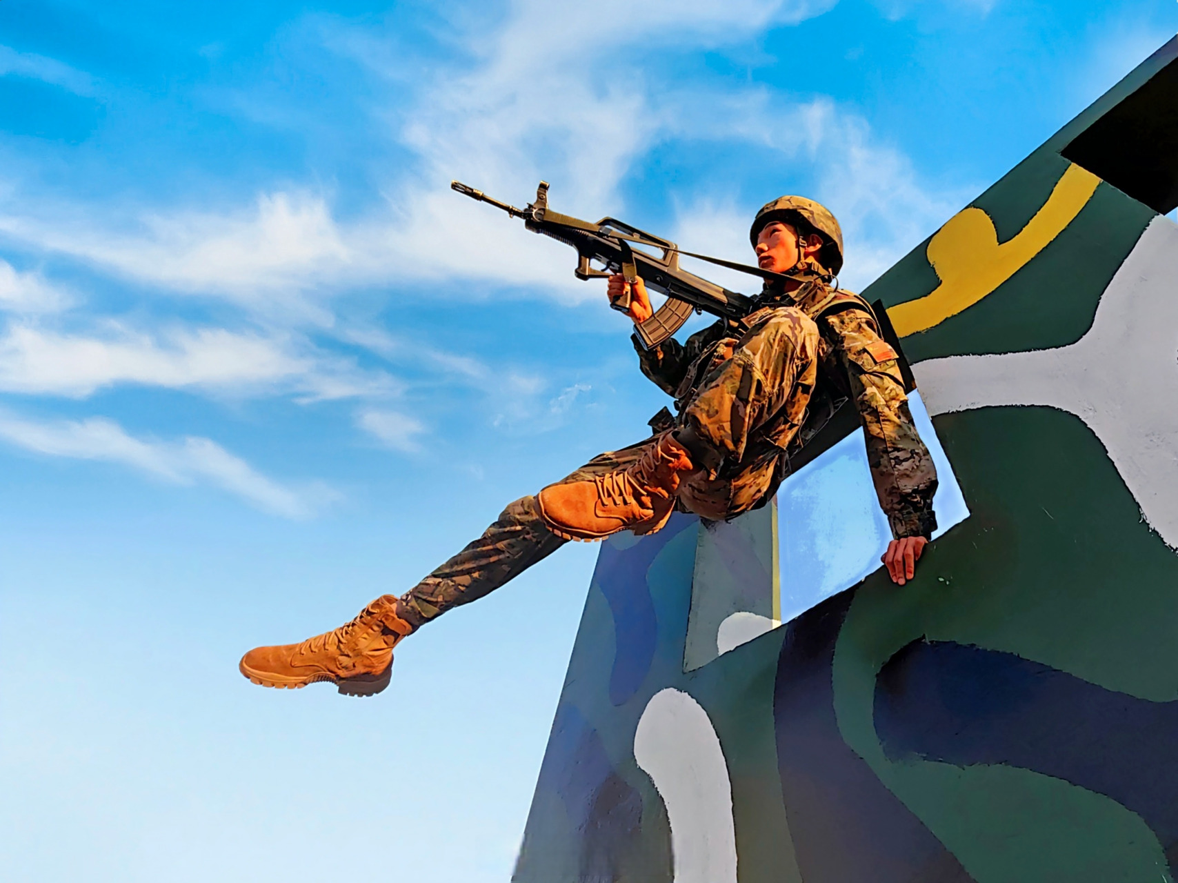 看军事上军号#【"炎"值在线,武警兵哥的战斗值也已拉满[拳头]】盛夏