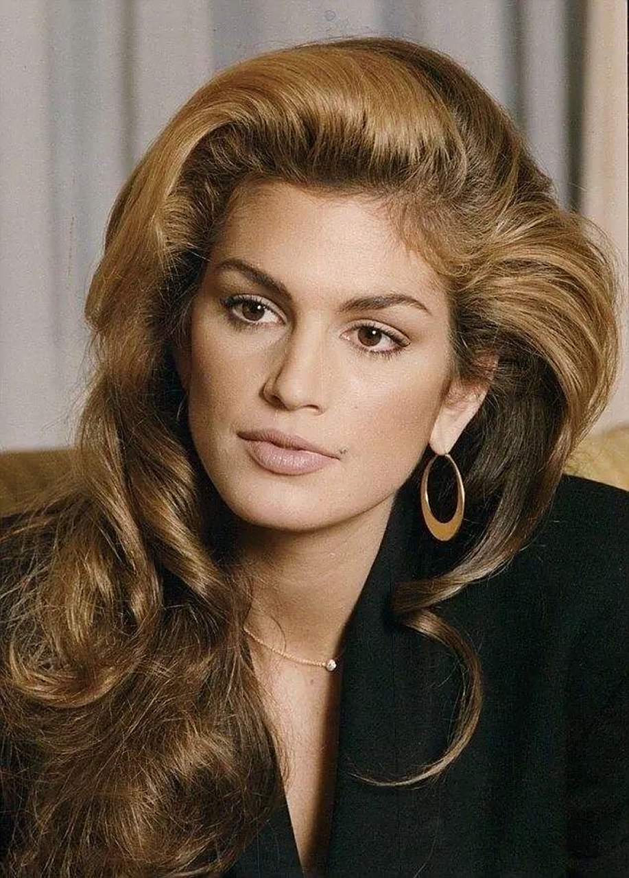 cindy crawford 在20世纪80年代和90年代风靡时装界,并被评为时尚界最