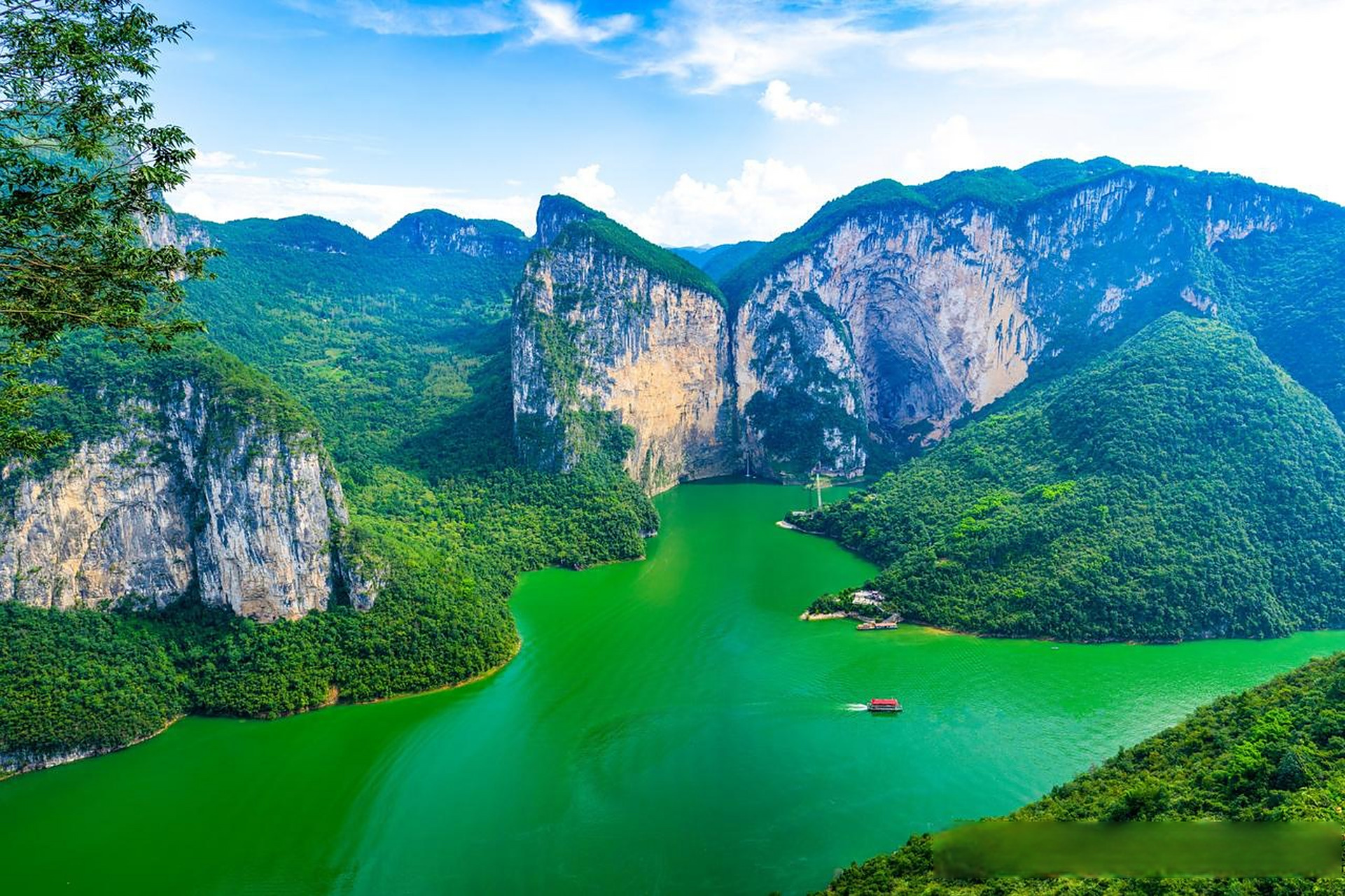 恩施清江蝴蝶崖,鄂西林海的奇观 清江,古称"夷水",也称"盐水".