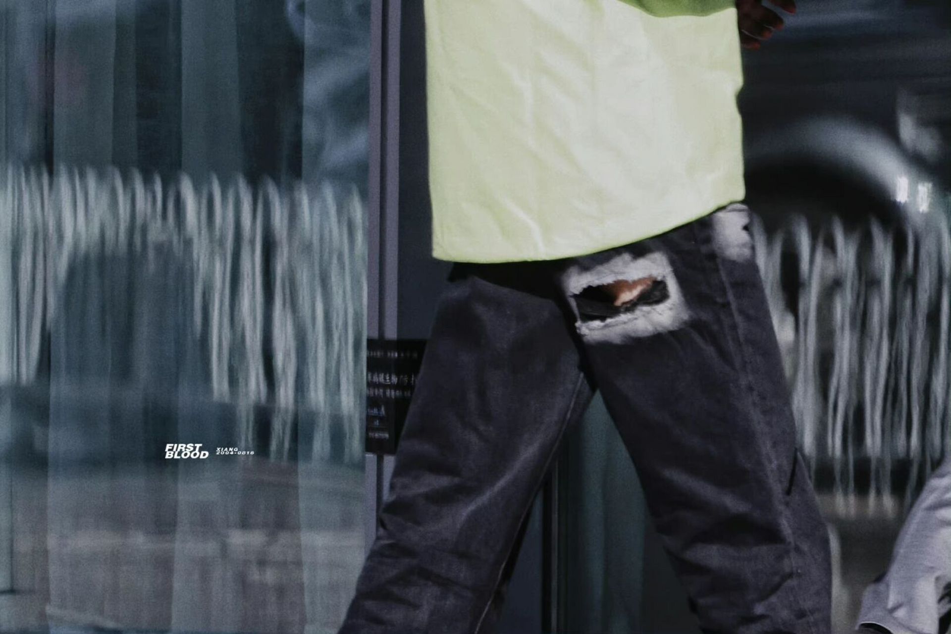 严浩翔机场穿搭前往重庆,可以说是把反季节穿搭玩的明明白白!