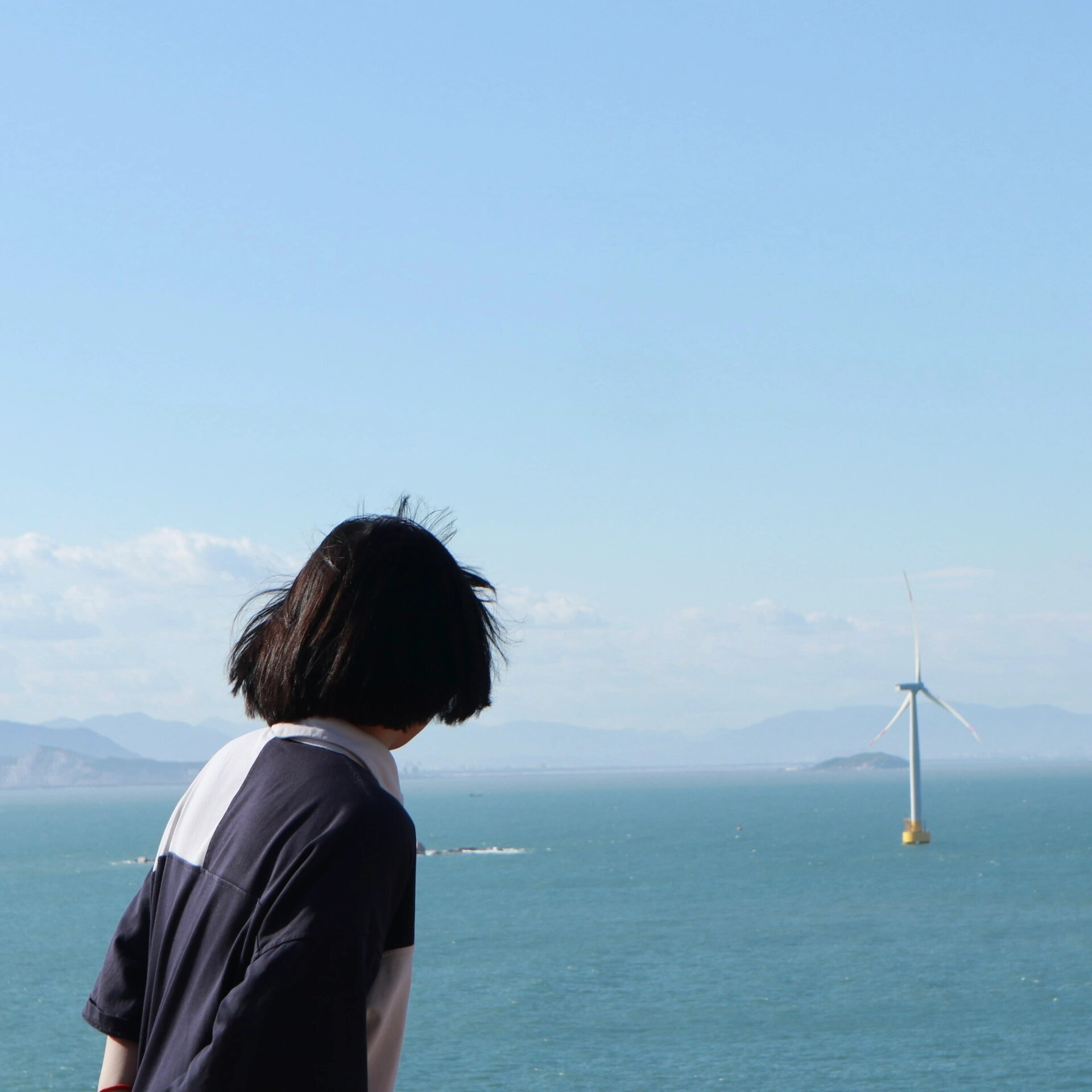 头像|海边短发女生背影