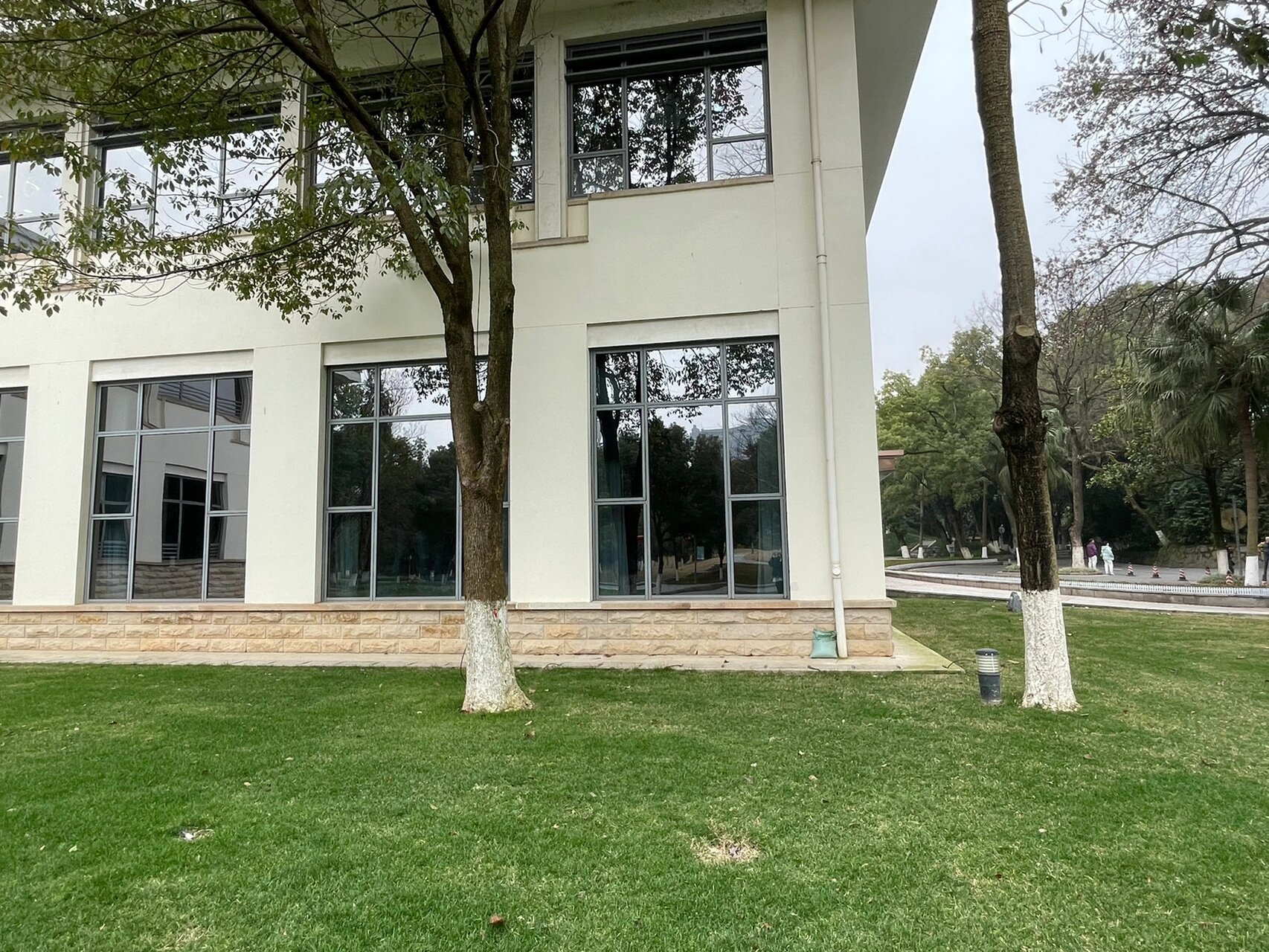 一片绿地 蓝天白云 绿草如茵 重新装修之后的湖南省委蓉园宾馆8号楼