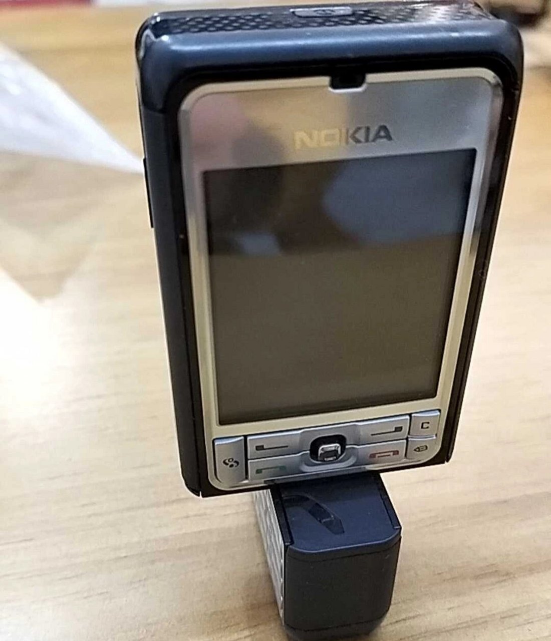 诺基亚3250,扭腰直接放音乐的方块手机  3250 大家对2006年上映的由